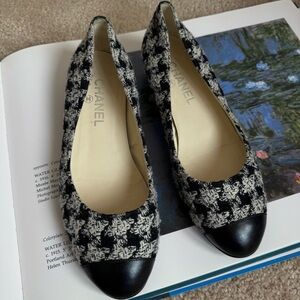 Chanel RARE Tweed Noir Calfskin Cap Toe Ballerina Flats Houndstooth Black White